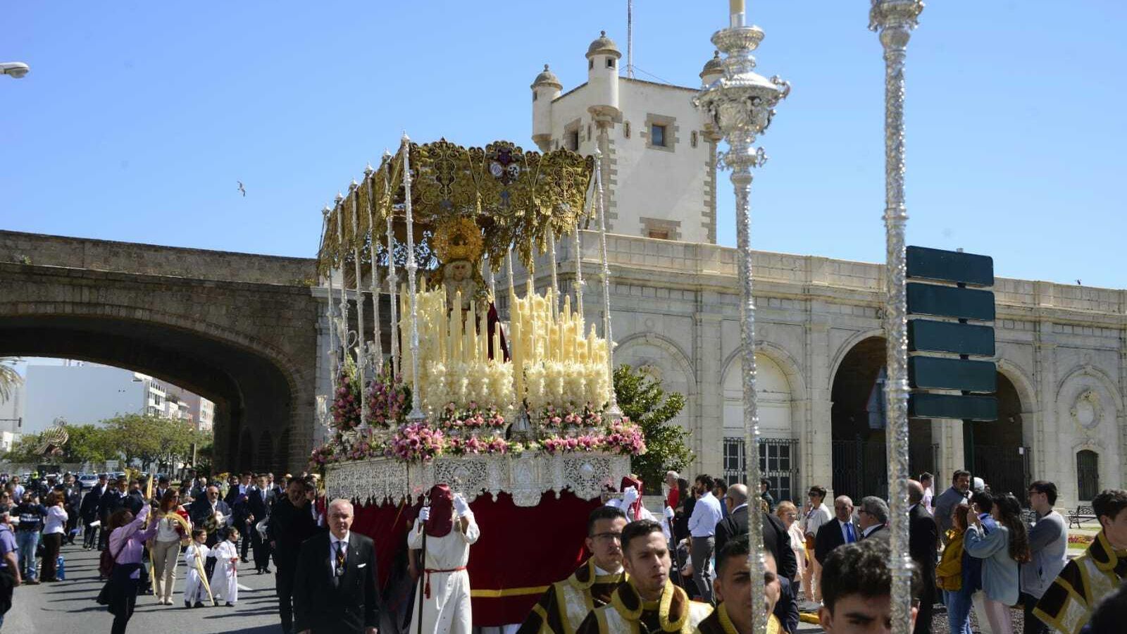 La Virgen del Amparo por las Puertas de Tierra.