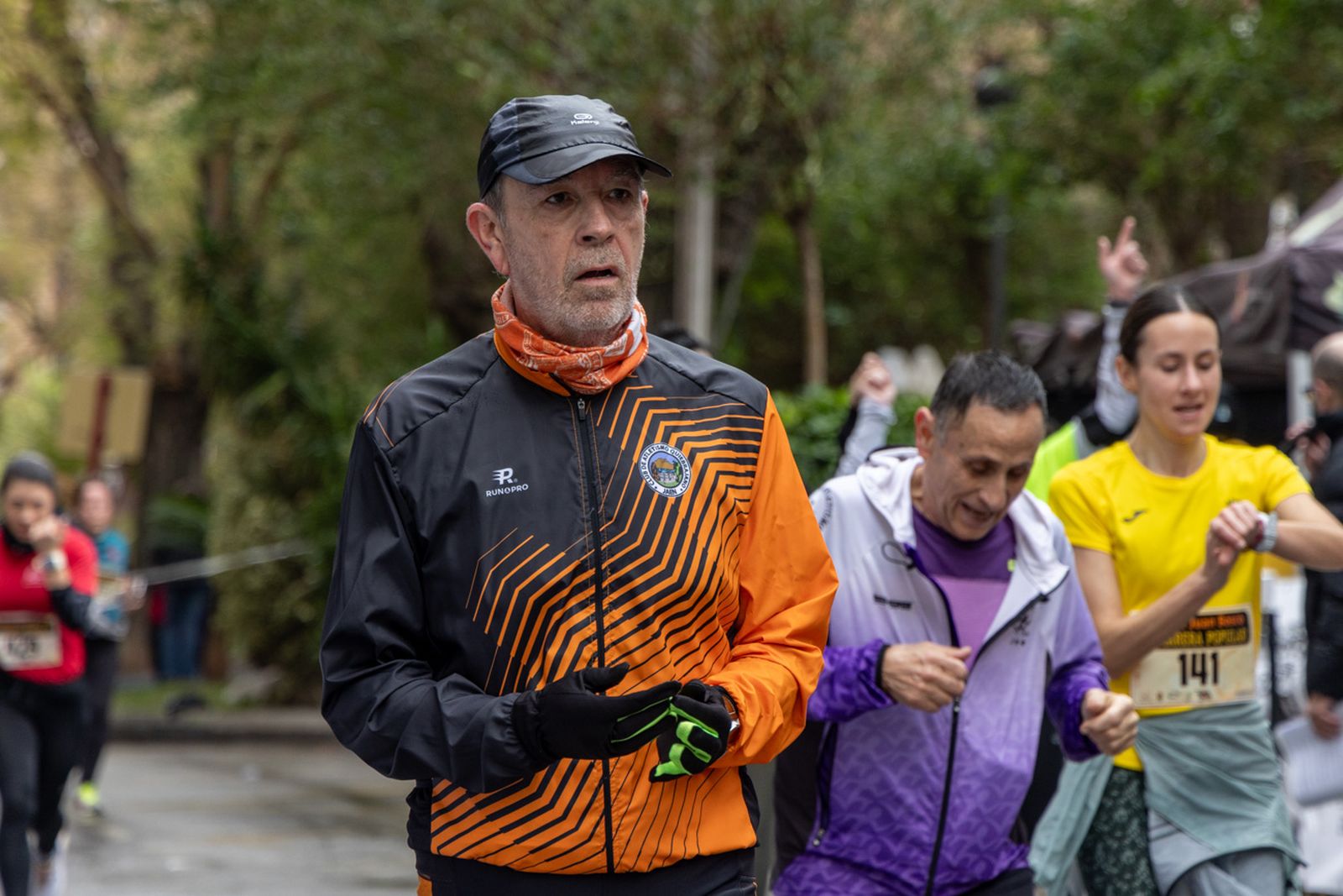 En imágenes: la lluvia no frena a más de un millar de corredores en la V Carrera Popular del IES San Juan Bosco (2)