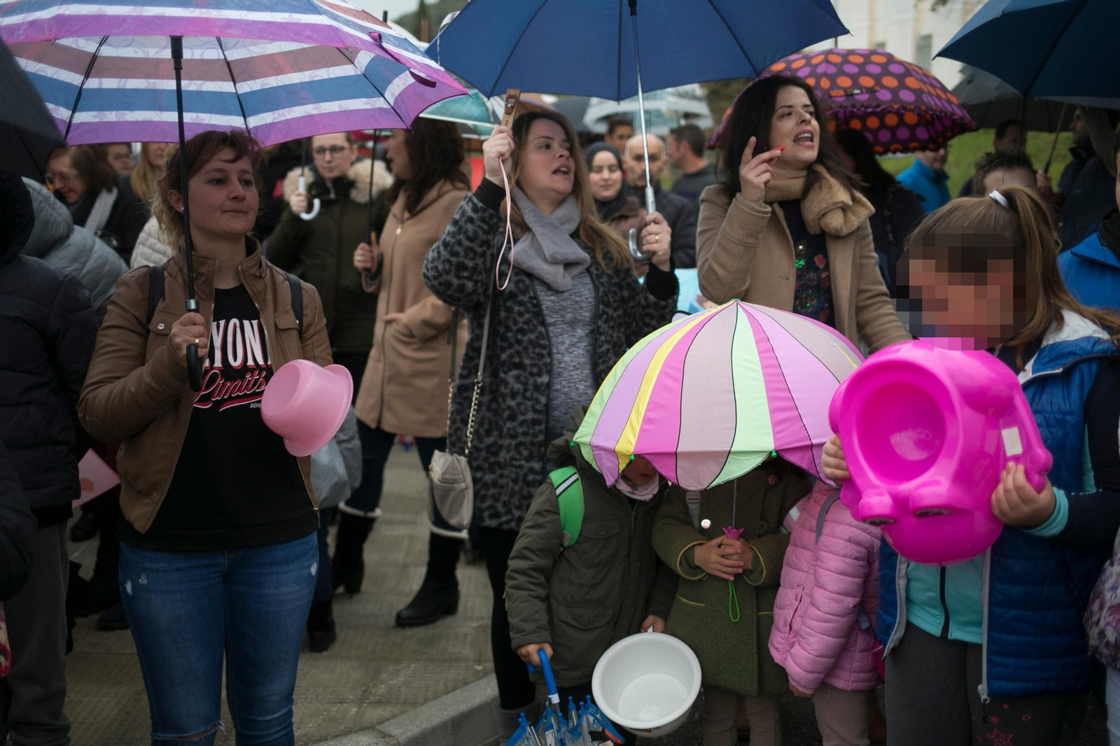 Alumnos y padres acudieron con escupideras a las puertas del colegio.