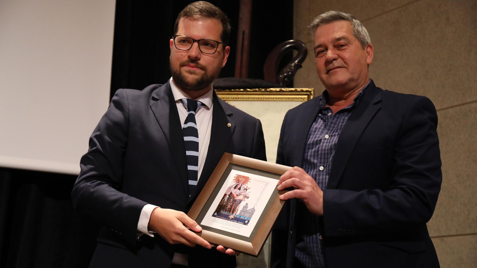 El autor del cartel del 325 aniversario de la hermandad del Carmen de San Fernando, Antonio Luque, tras recibir una reproducción de la obra a modo de agradecimiento. El autor del cartel del 325 aniversario de la hermandad del Carmen de San Fernando, Antonio Luque, tras recibir una reproducción de la obra a modo de agradecimiento.