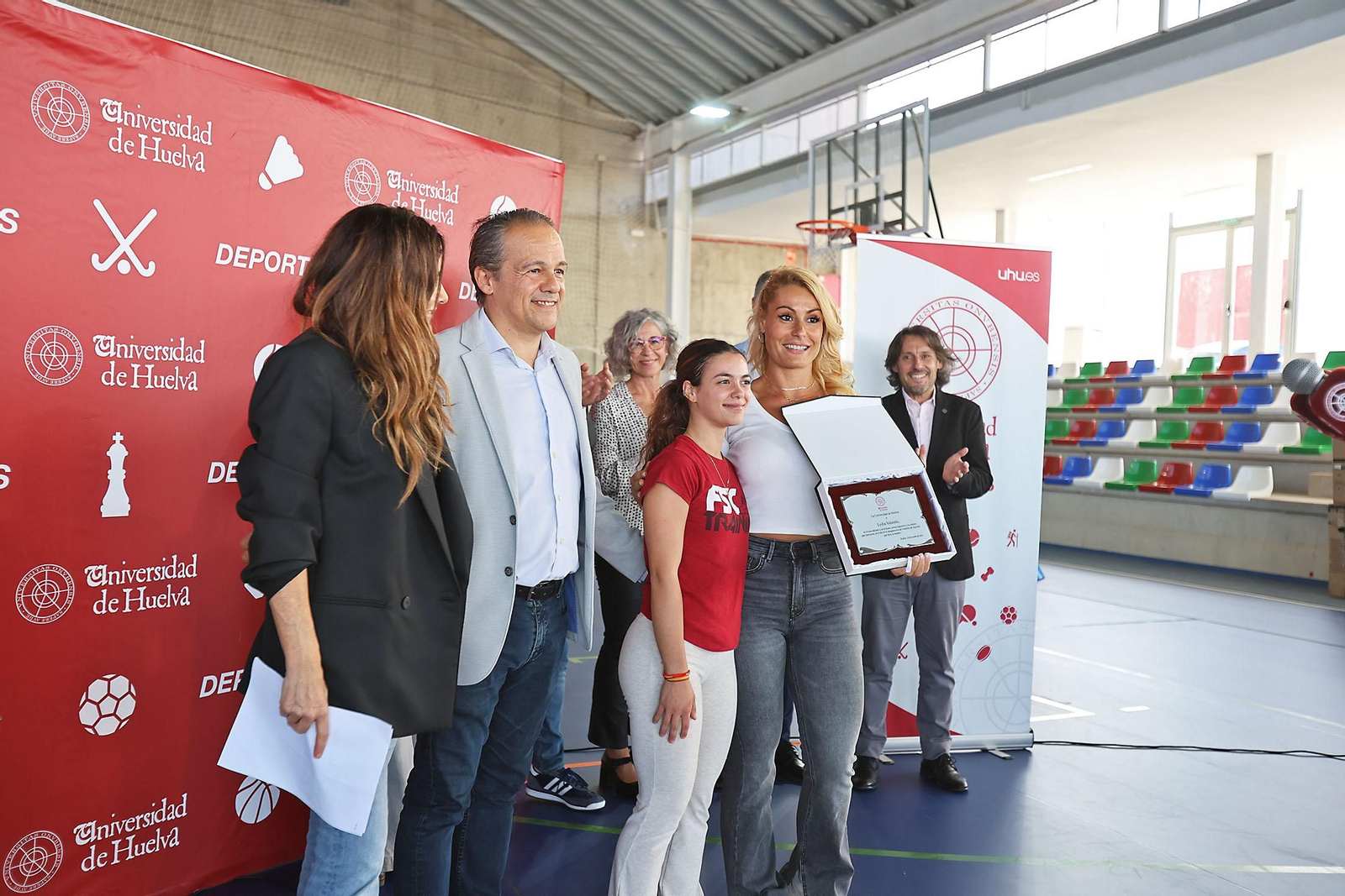 Lydia Valentín, medalla de oro olímpica en la categoría de halterofilia visita las pistas de la UHU que llevarán su nombre