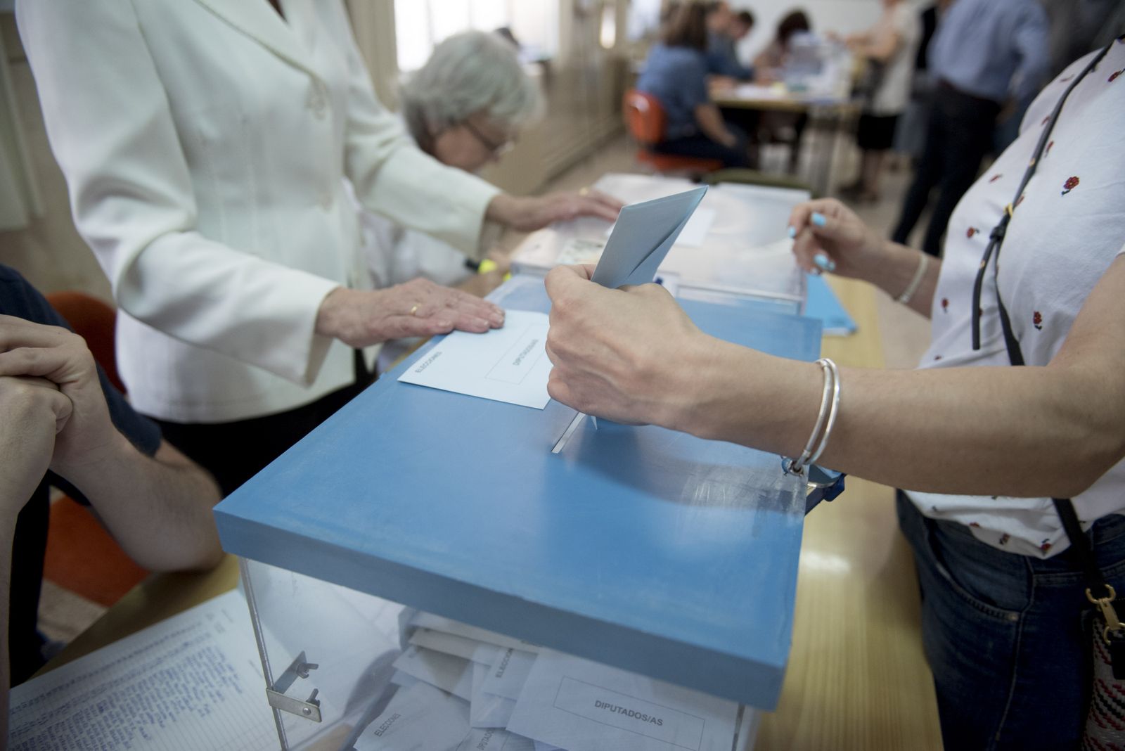 Imagen de archivo de granadinos votando en las Elecciones Municipales de 2019.