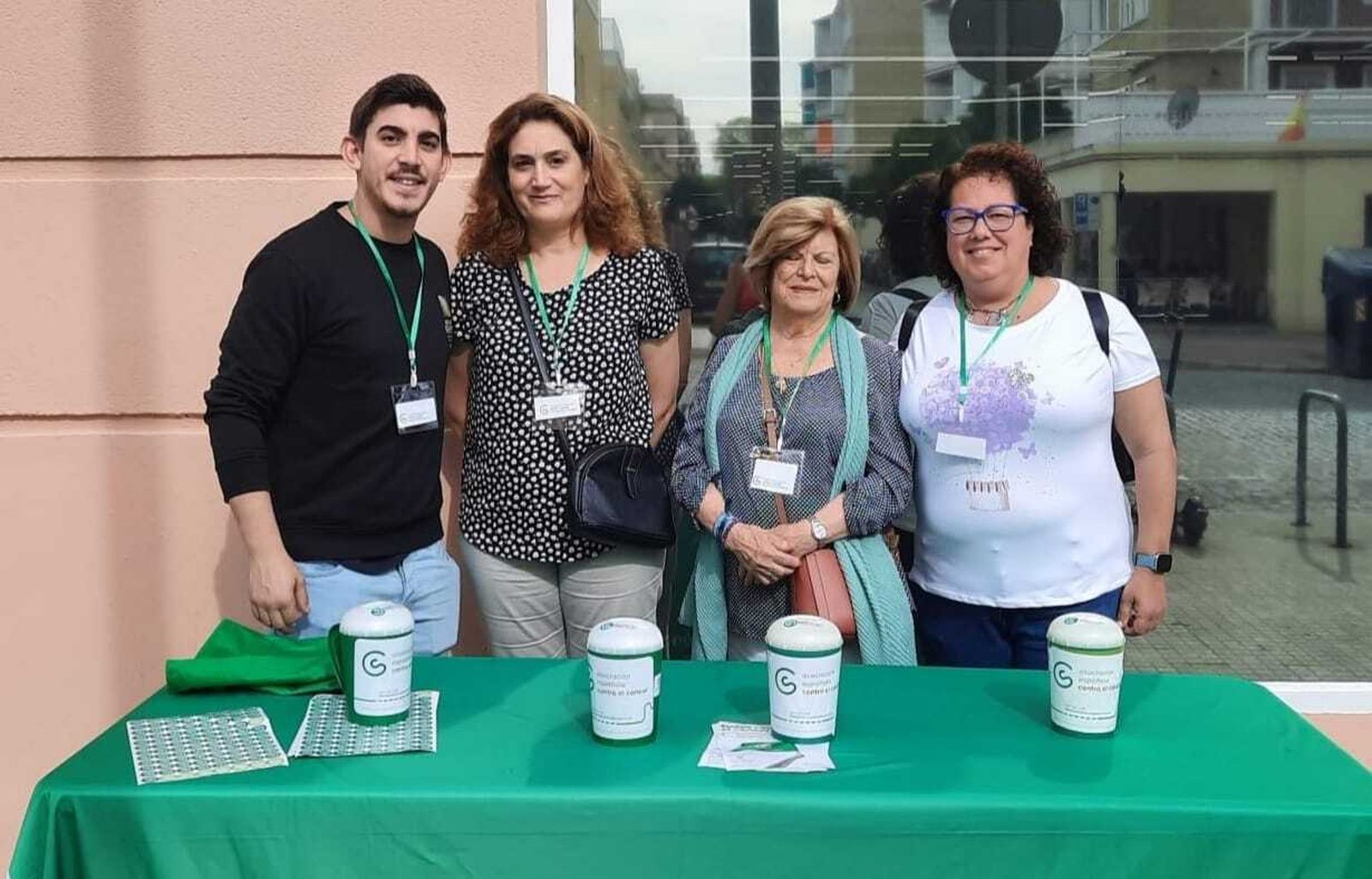 Pie de foto: Los voluntarios de las Cinco Llagas Alejandro Pérez, Pilar Martín, Pepi Guerra y la mayordoma de la Hermandad Carmen Ruiz-Henestrosa.