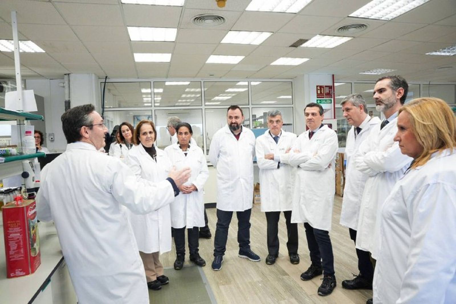 Visita institucional a la fábrica de Alcolea.