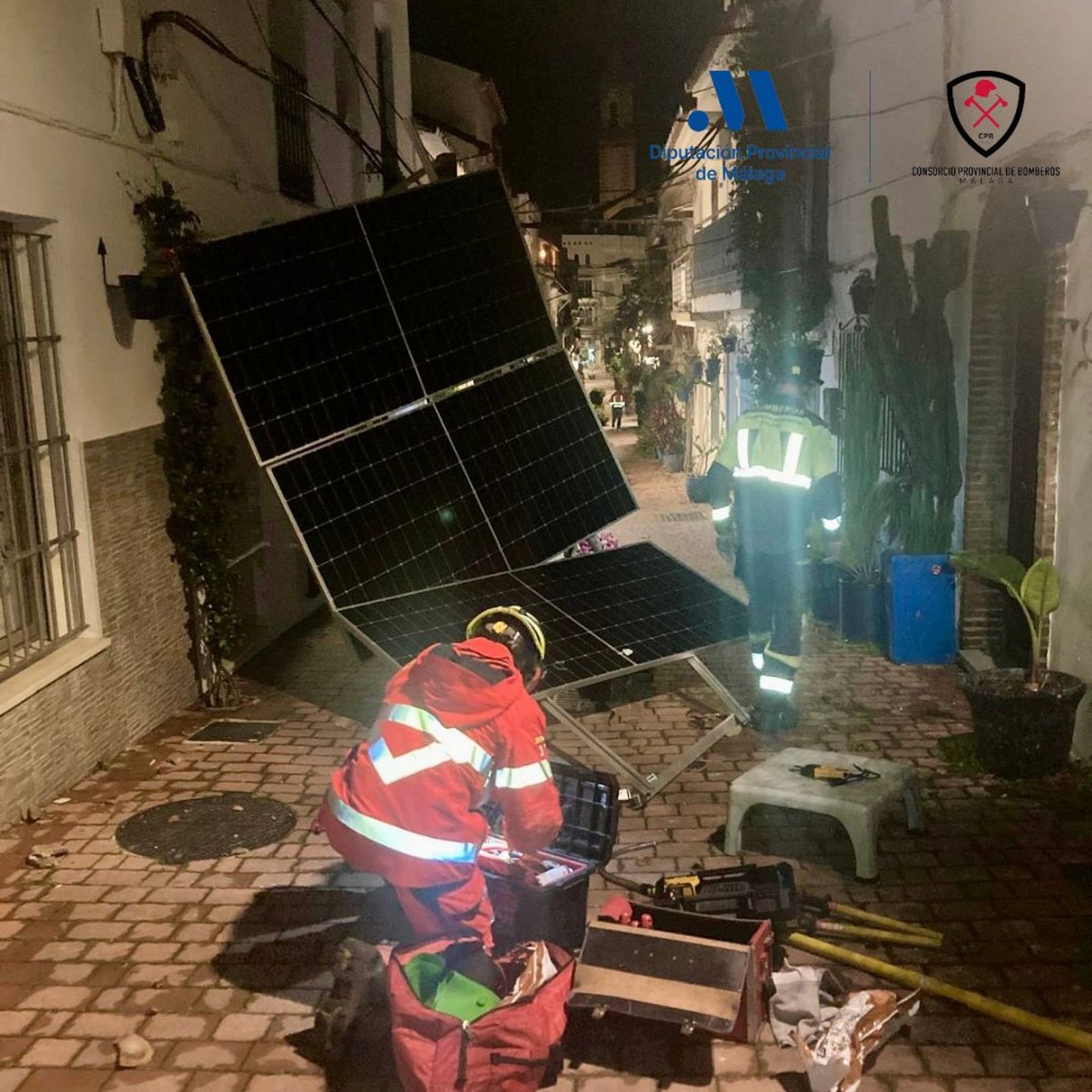 Bomberos del CPB retiran placas solares caídas por el viento.