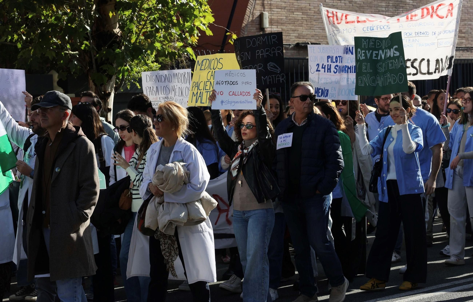 Un momento de la manifestación de los médicos por las calles de Sevilla.
