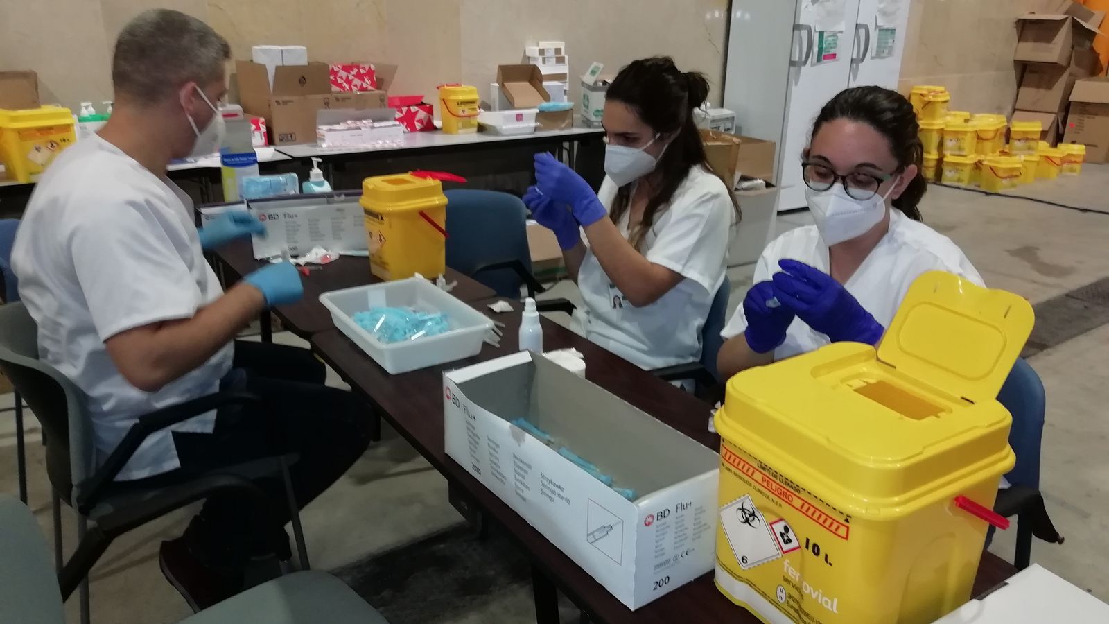 Javier Reina, Estefanía Pérez y Alba Reina cargan dosis para su inoculación.