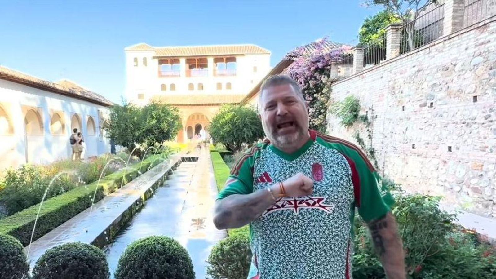 Larry Shy en los Jardines del Generalife Larry Shy en los Jardines del Generalife