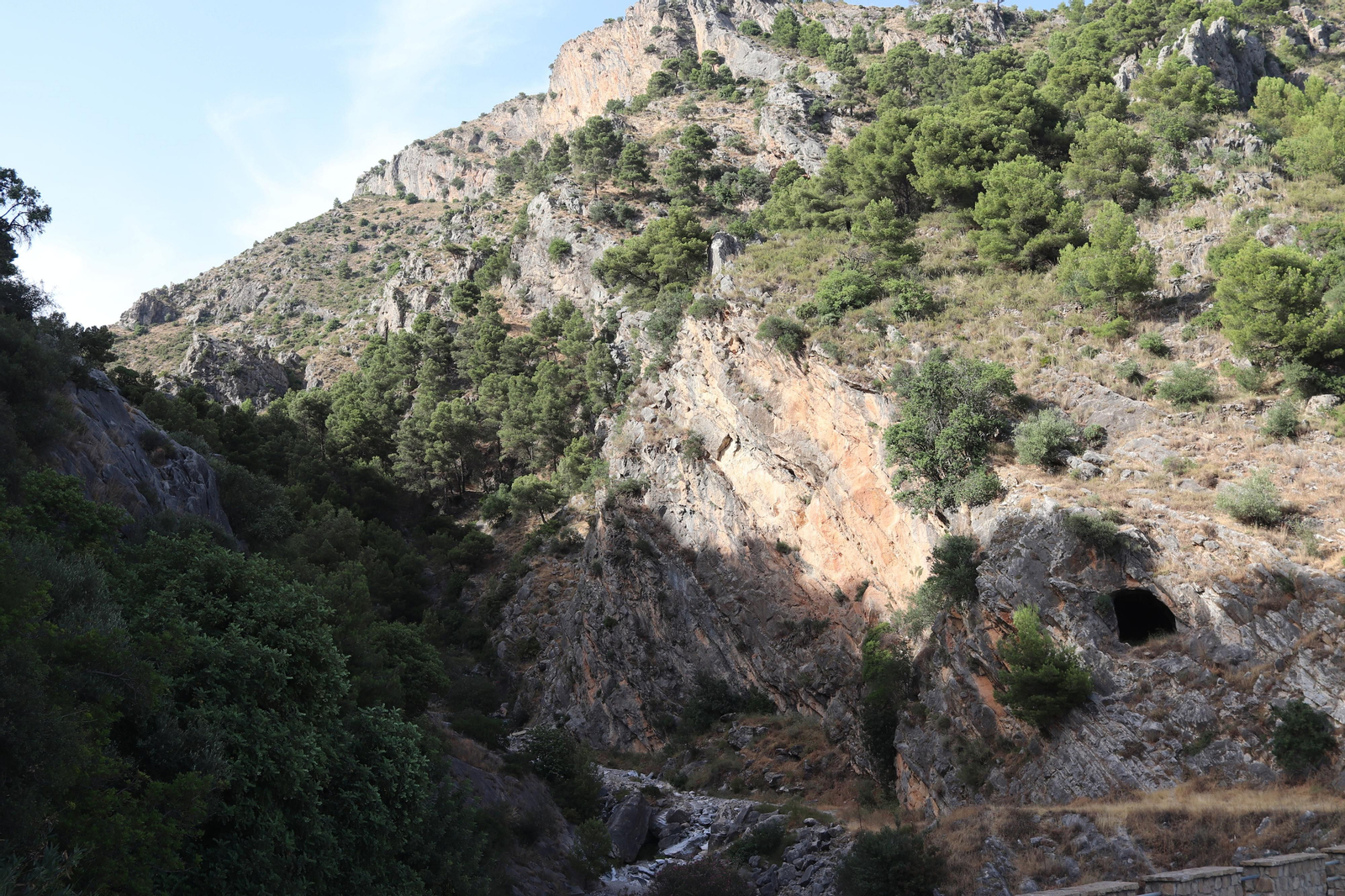 Así lucen Jorox, su entorno y su cascada, un oasis en Málaga para el caluroso verano de Andalucía