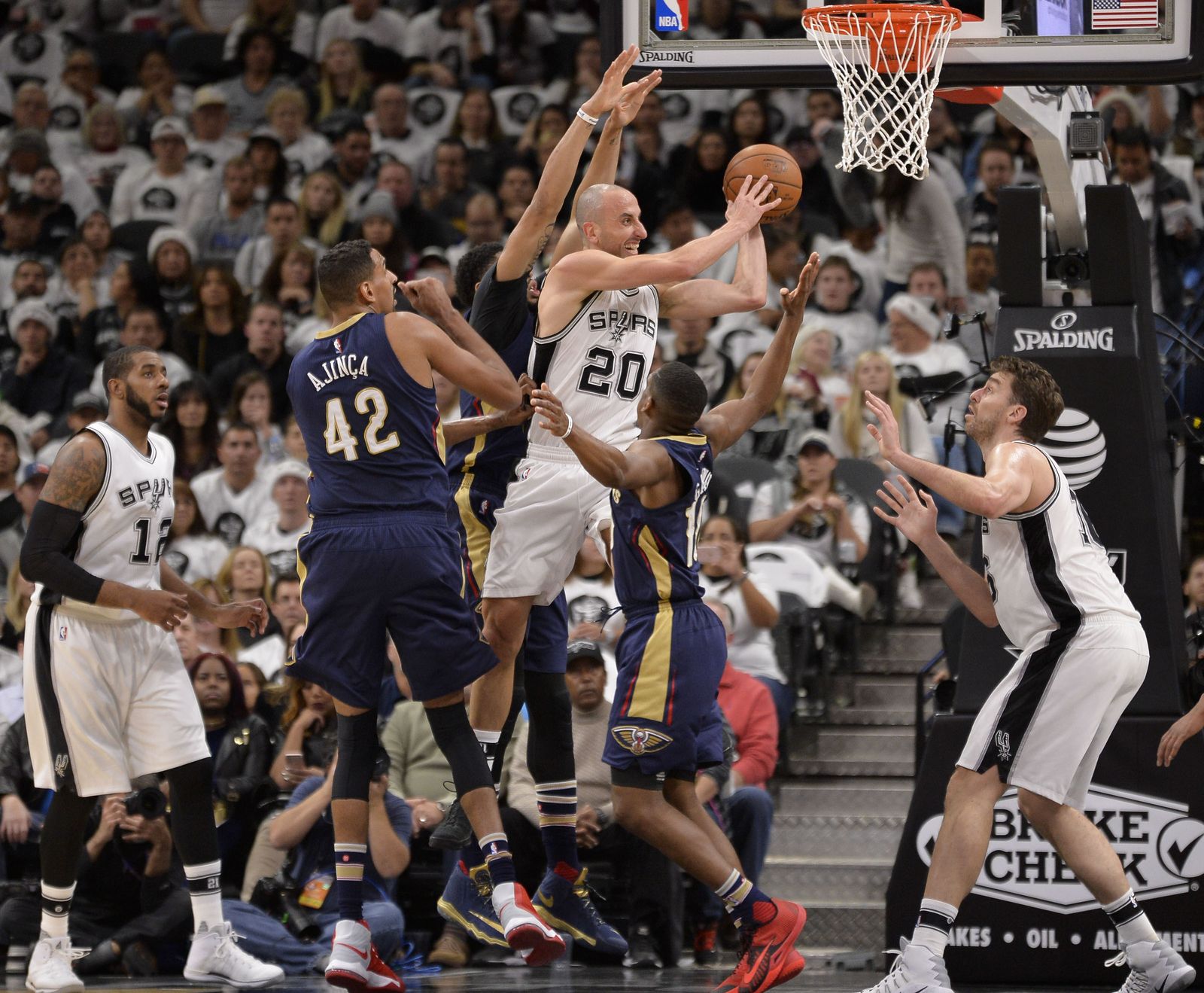 Manu Ginobili intenta penetrar a canasta bajo la atenta mirada de Pau Gasol.