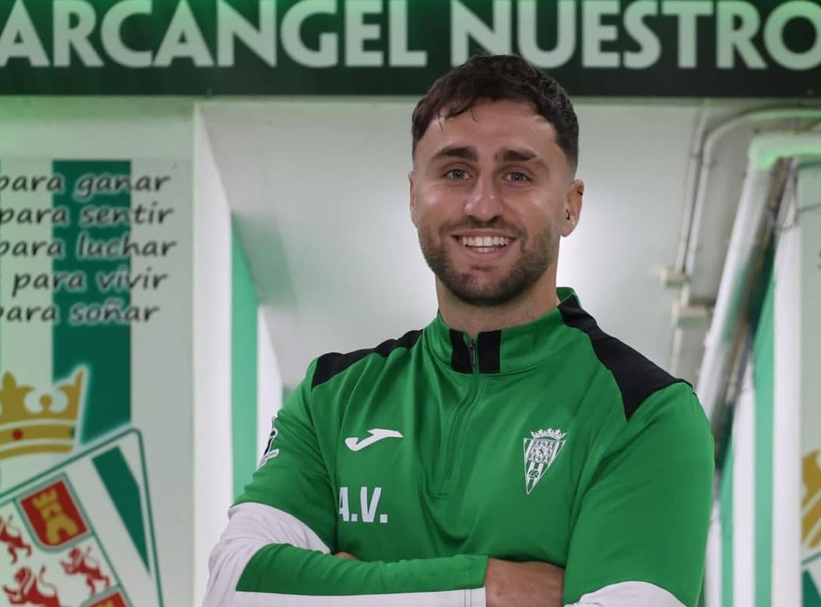 Adrián Villegas posa como miembro del staff blanquiverde en la zona mixta del estadio.