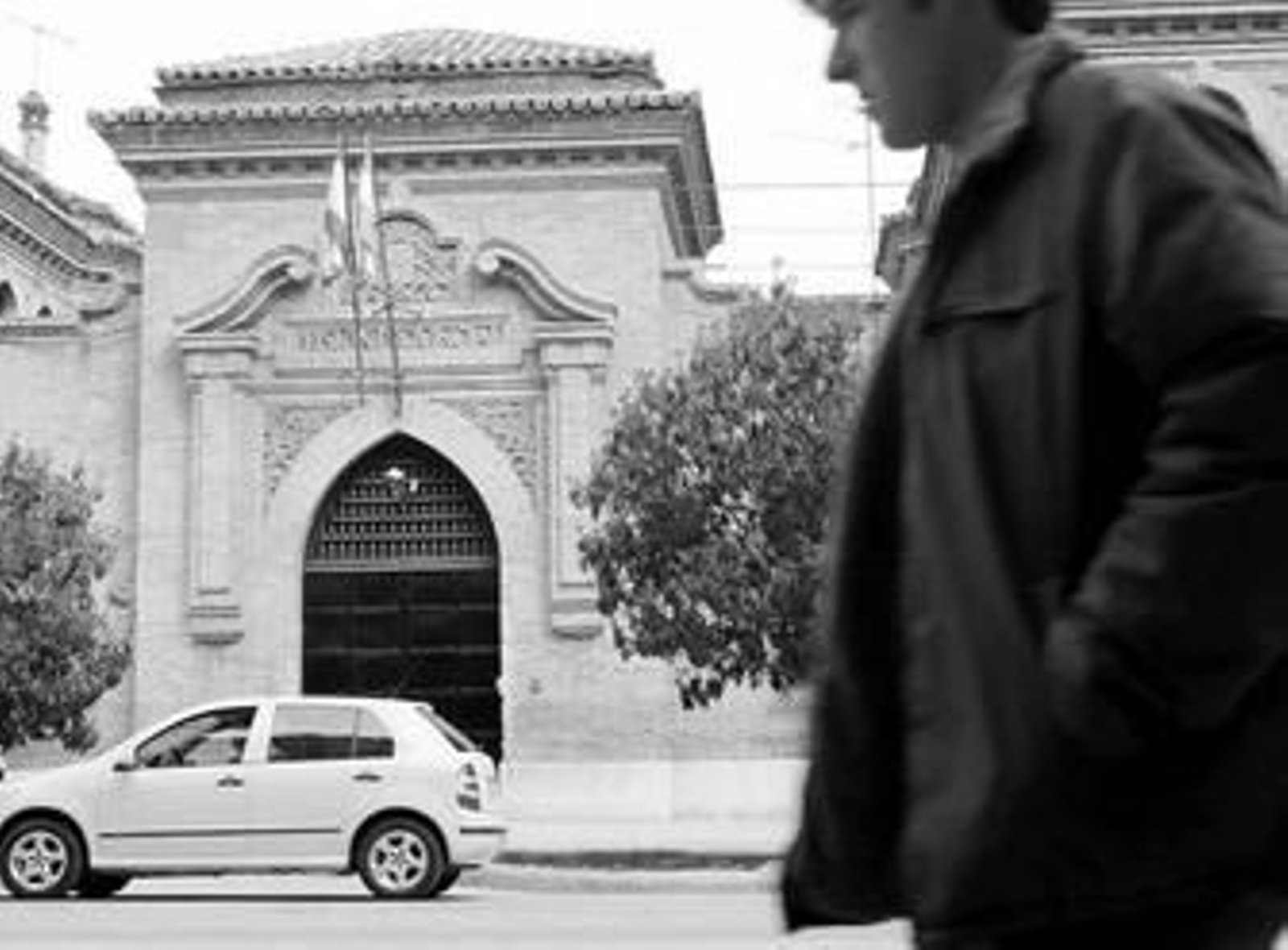 La puerta de la antigua cárcel data de 1931 y el escudo es de la Segunda República.