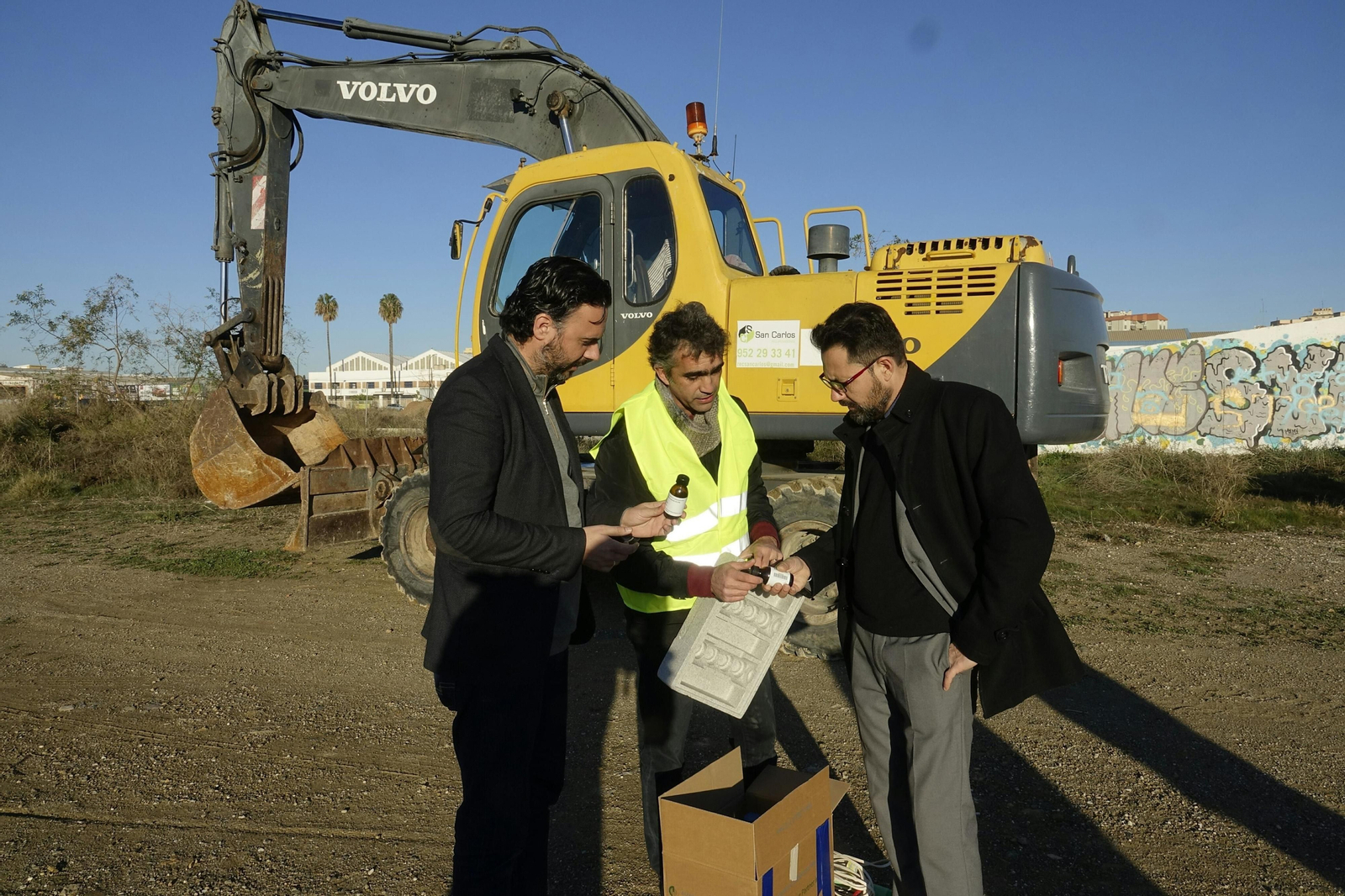 Los concejales de Medio Ambiente y Urbanismo con las muestras tomadas sobre el terreno.