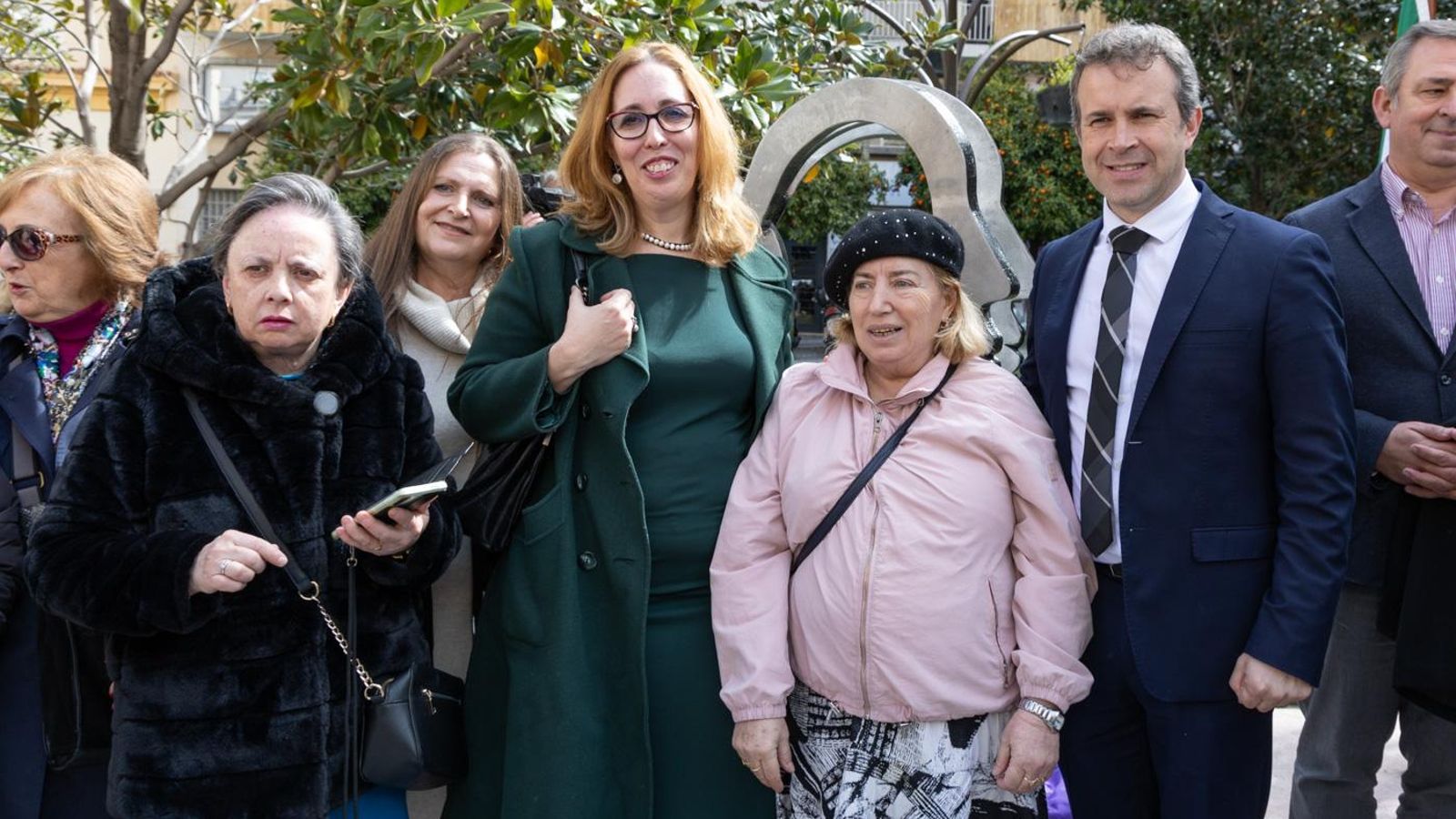Jaén rinde homenaje a la salud mental con una escultura en la Plaza de la Libertad