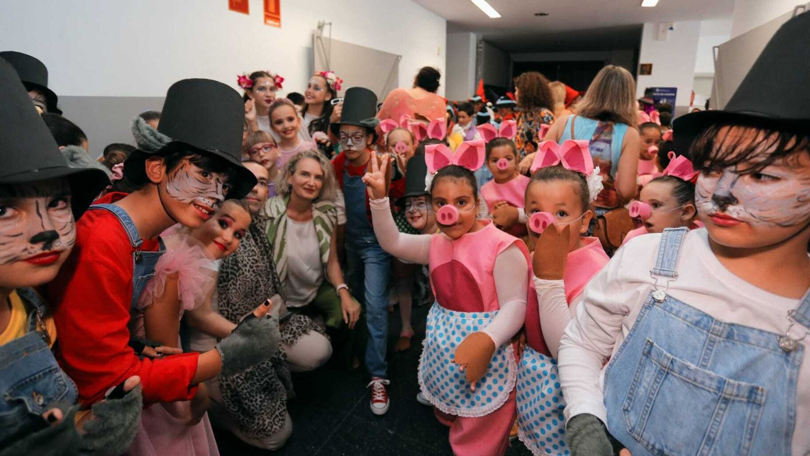 Algunos de los participantes en el musical, junto a la concejala de Educación.