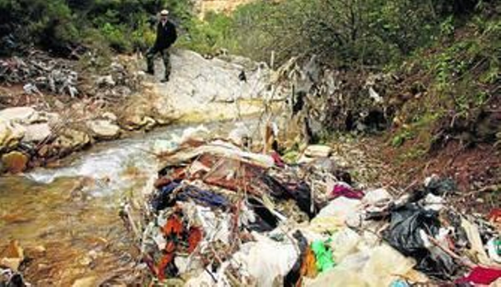 Imagen de la basura acumulada en el tajo del Abanico, que se ha convertido en un vertedero.