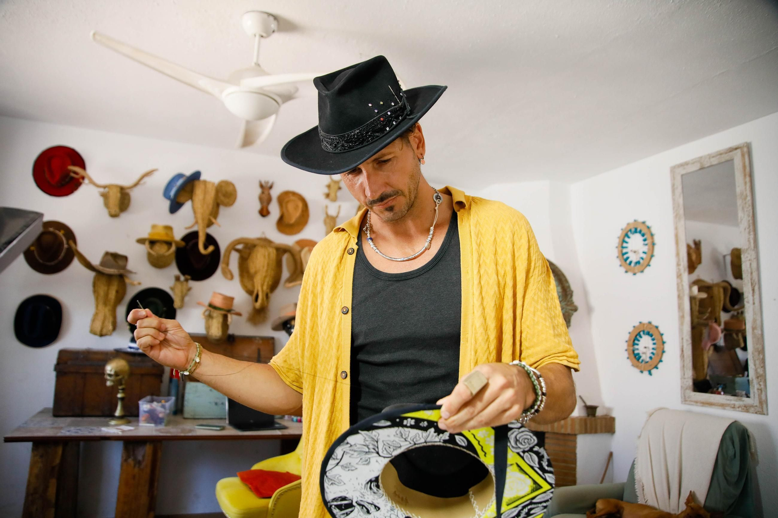 Imágenes del proceso creativo en sombreros de Alejandro Mateo