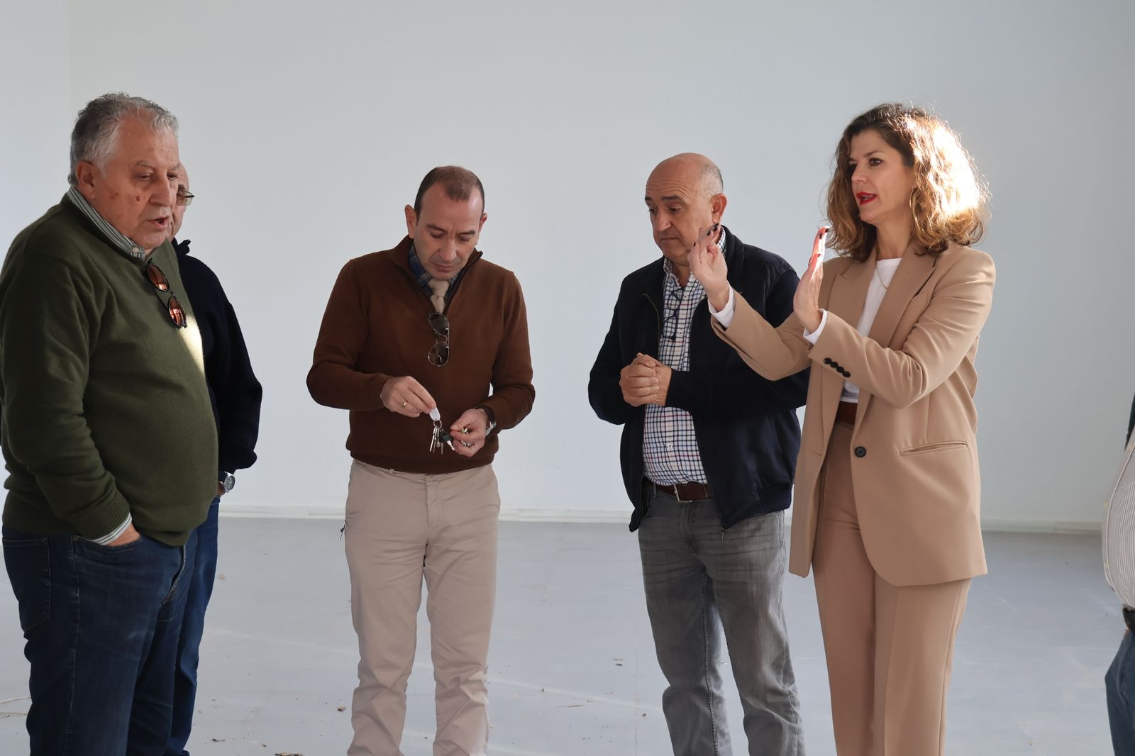 Delia Mira, edil de Servicios Sociales ejidense, junto a representantes de Cáritas.