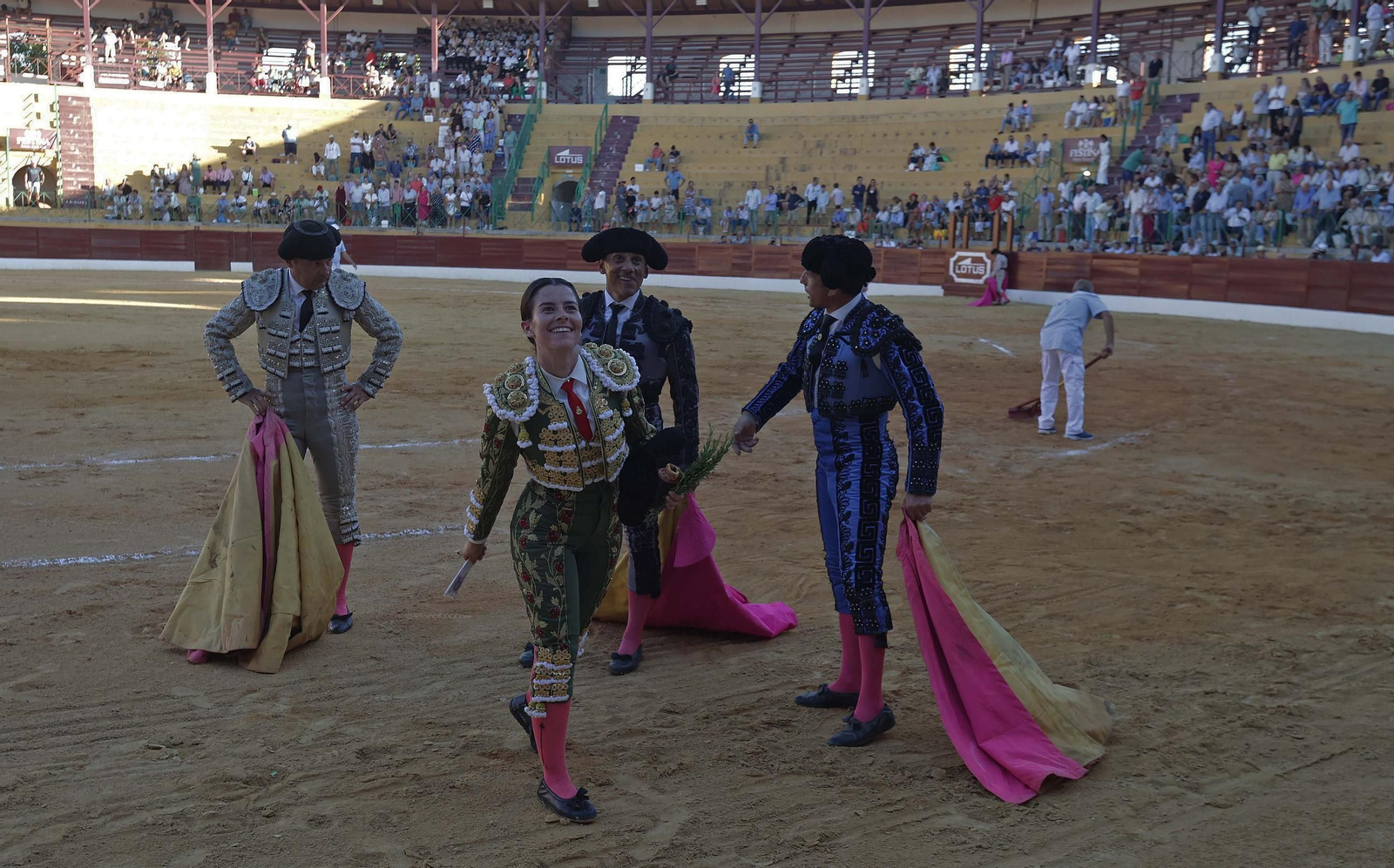 Fotos de la novillada mixta con picadores del sábado de la Feria de La Línea: Ignacio Candelas, Miriam Cabas y Juan Jesús Rodríguez