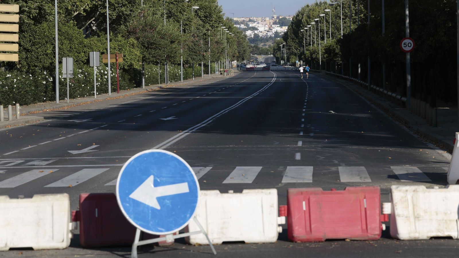 El acceso al Puente de las Delicias, cerrado al tráfico.