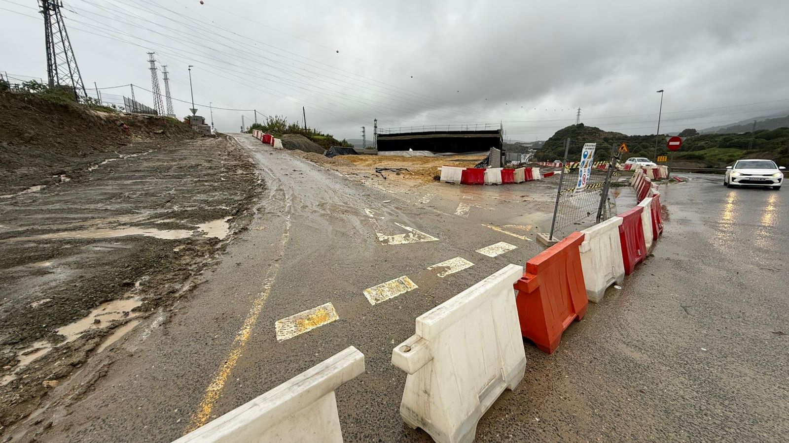 La carretera de Los Yanquis, cerrada al tráfico.