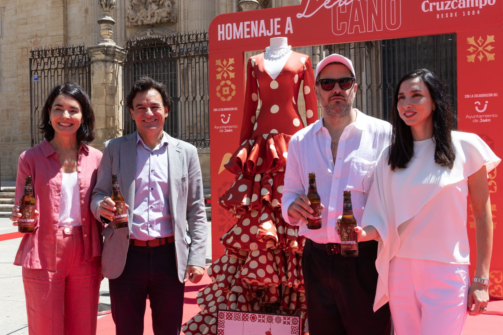 Imágenes del homenaje, a los pies de la Catedral de Leandro Cano.