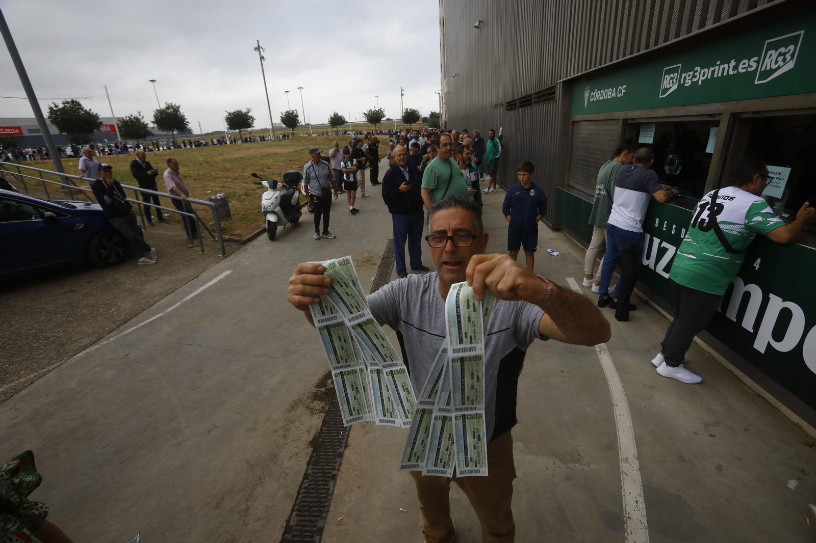 Las mejores fotos de las colas de El Arcángel para conseguir las entradas del Córdoba CF - Barcelona Atlétic Las mejores fotos de las colas de El Arcángel para conseguir las entradas del Córdoba CF - Barcelona Atlétic