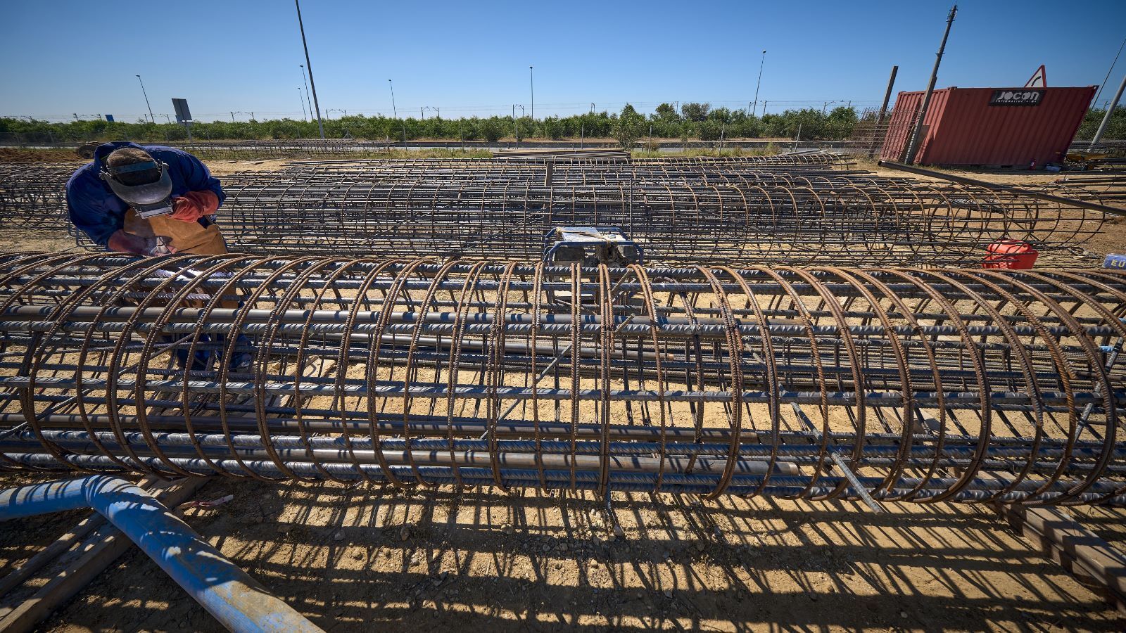 Imágenes de los trabajos para la construcción de la pasarela para conectar la parada del tranvía con Tres Caminos.