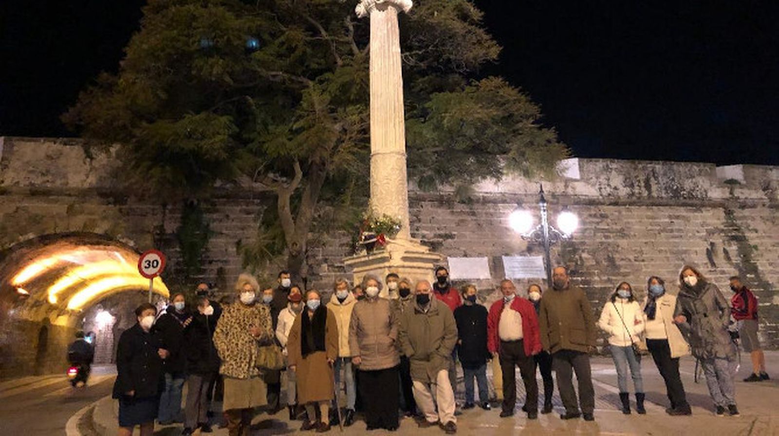 Miembros de la asociación, vecinos  y amigos del Barrio de San Carlos de Cádiz, durante la vigilia de La Inmaculada en la víspera de su festividad; entre ellos, el presidente de la Asociación de Vecinos de San Carlos, Enrique Carril.