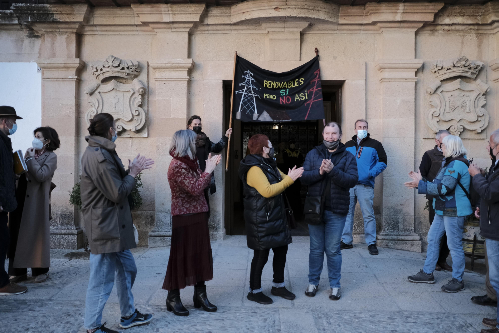 Protesta afectados a las puertas del Ayuntamiento de Ronda.