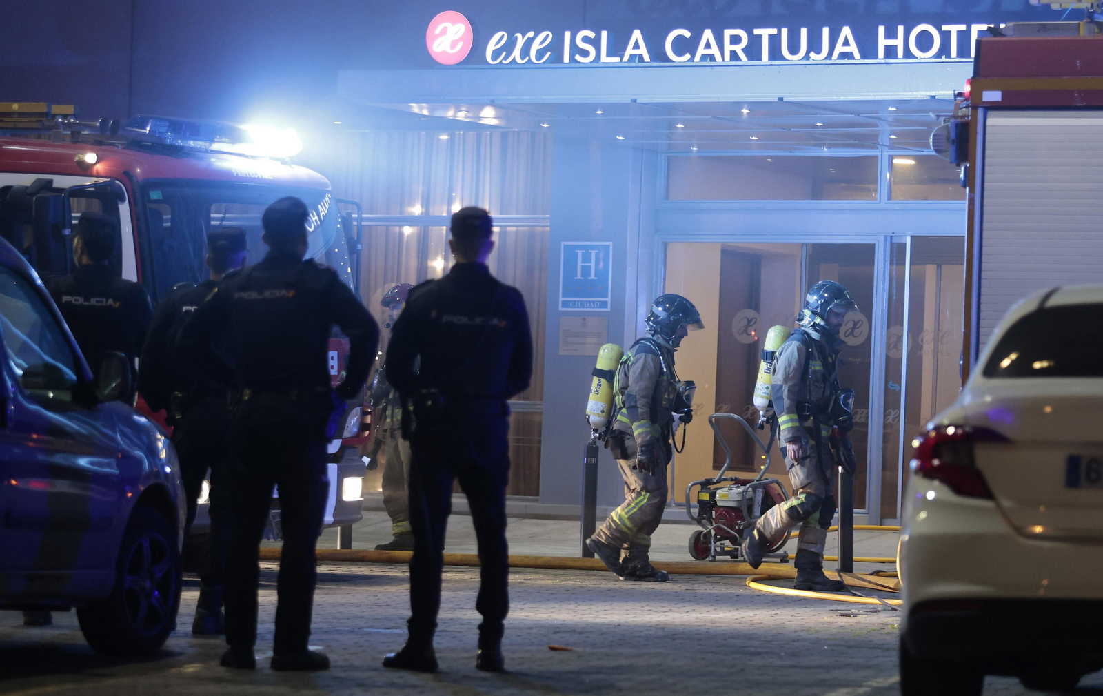 Las imágenes del incendio en el Hotel Isla de la Cartuja