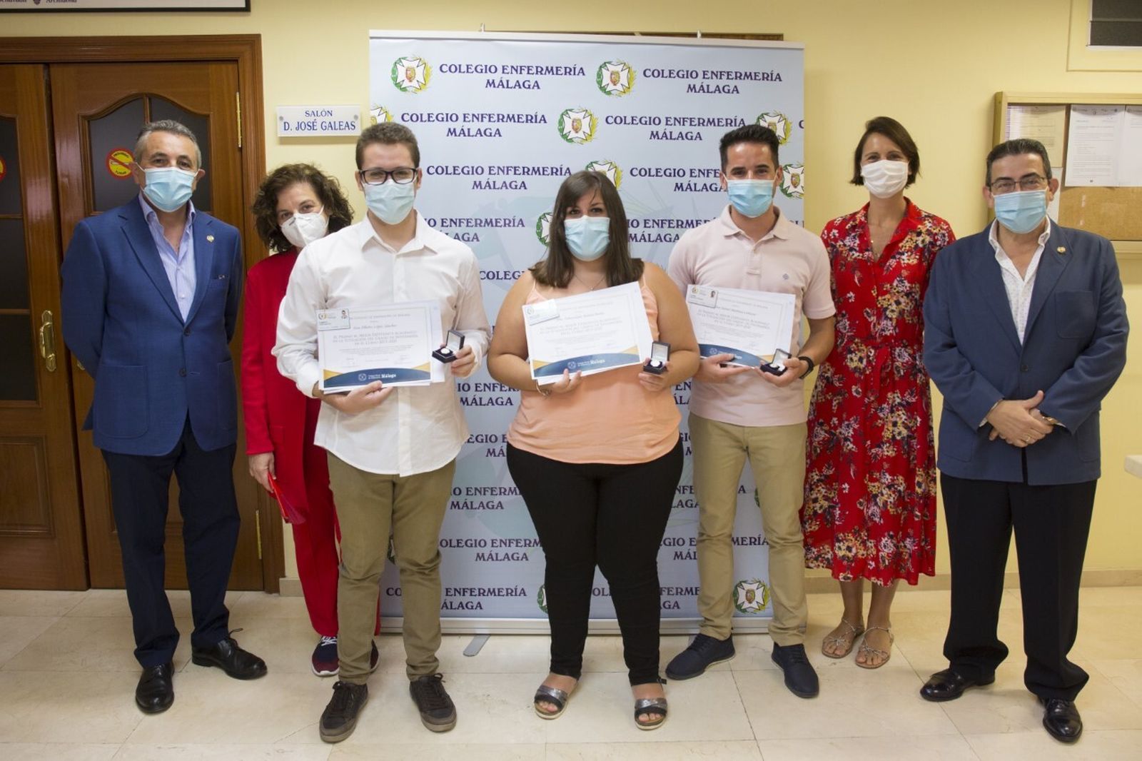 Los premiados con representantes del Colegio de Enfermería de Málaga.