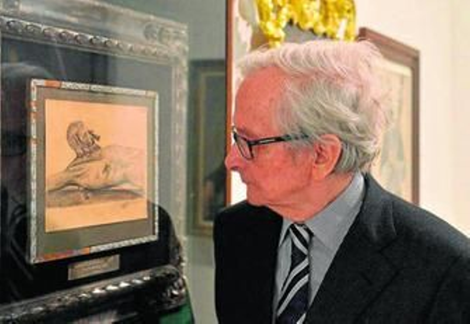 Revello de Toro observa su dibujo del Cristo de Mena, que realizó con sólo 9 años, en su museo.