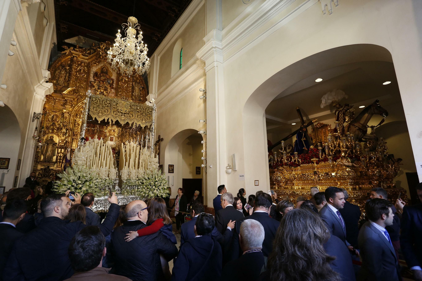 Colas en los templos a la espera de la Madrugá