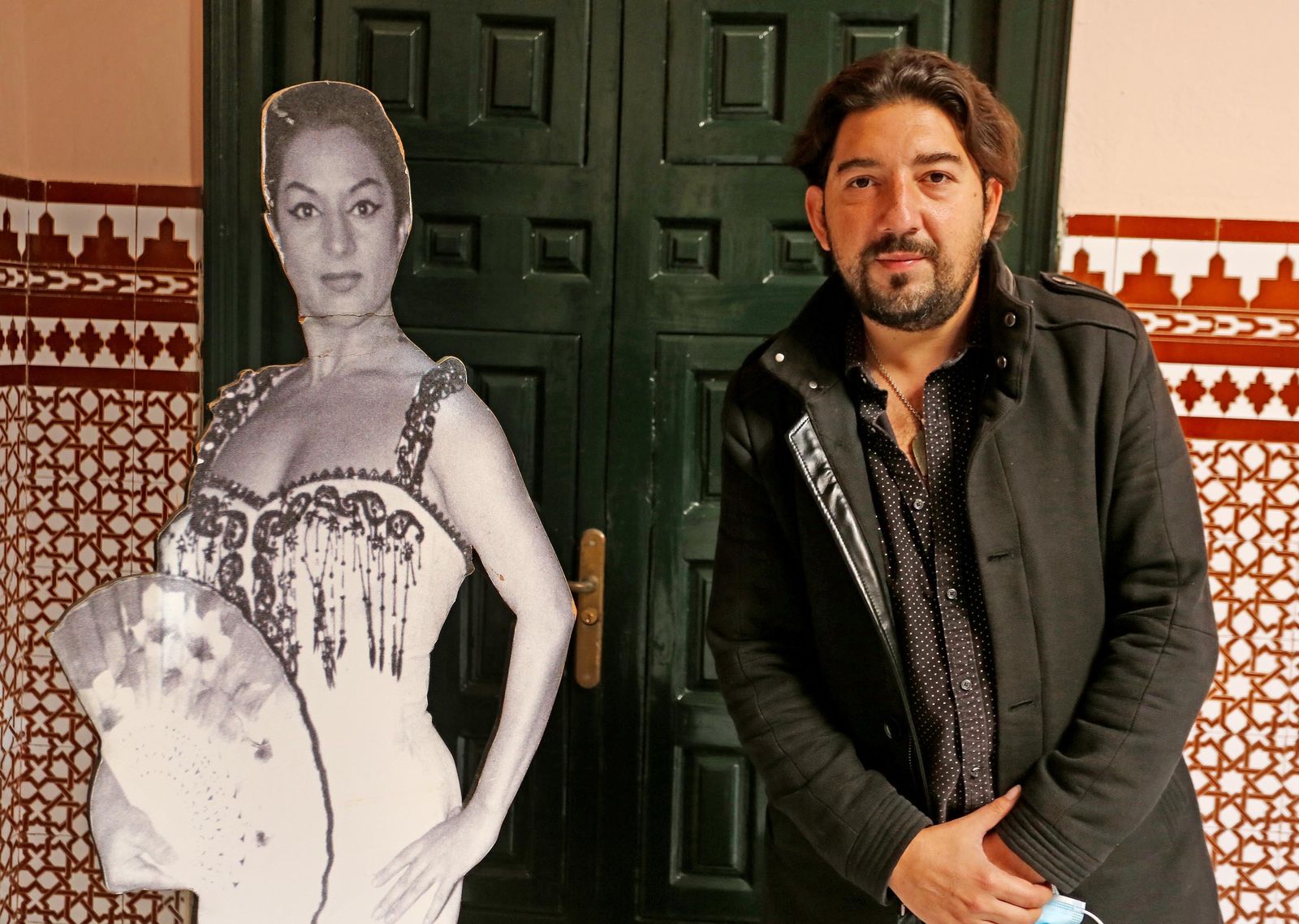 Antonio Rey posa junto a una imagen de Lola Flores en el CADF.
