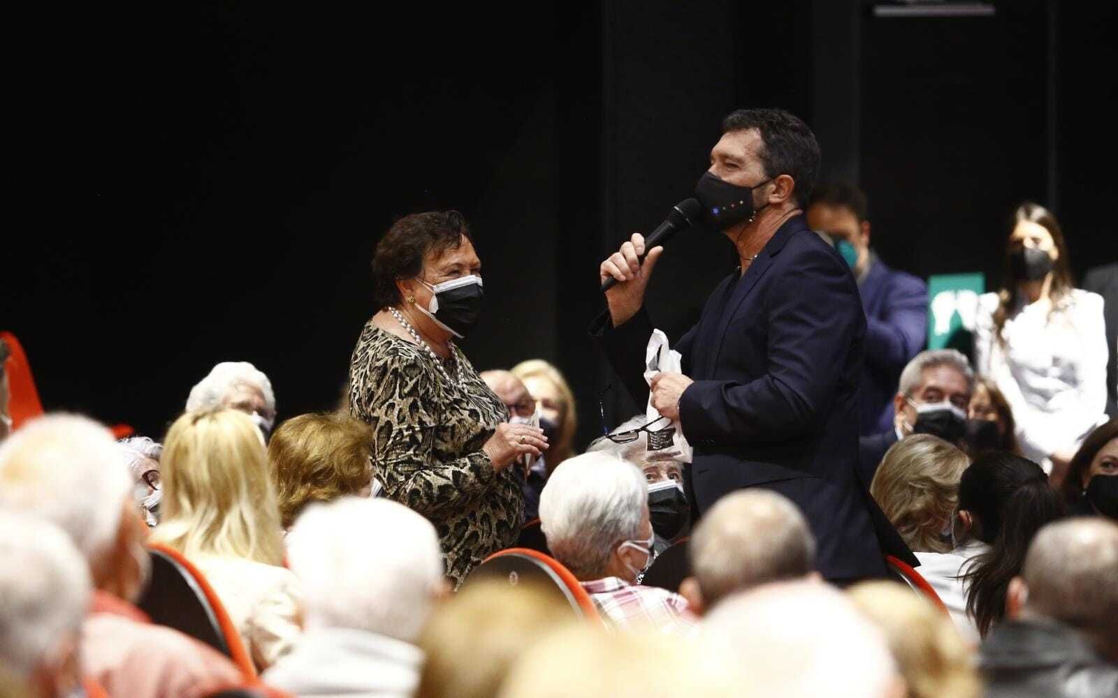 Antonio Banderas conversa con Mercedes, una de las protagonistas de 'El mayor aplauso', este viernes, en el Teatro del Soho Caixabank.