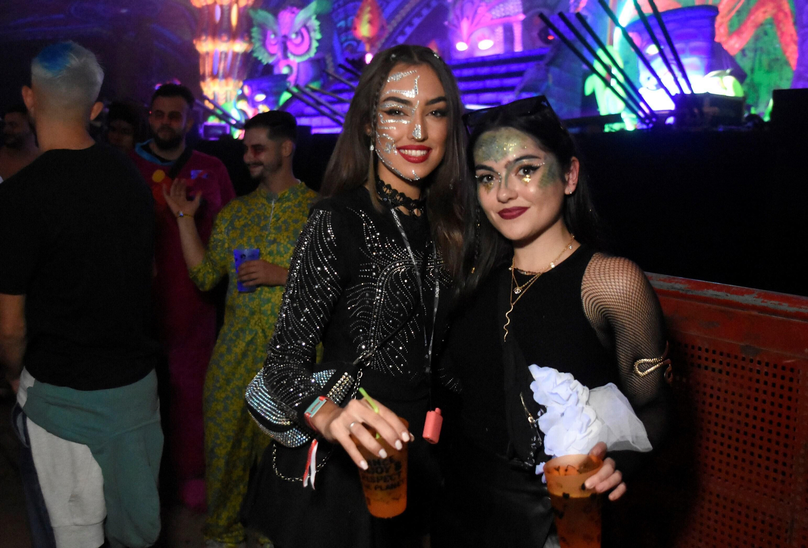 El festival Elrow reúne en Córdoba a miles de personas, en imágenes