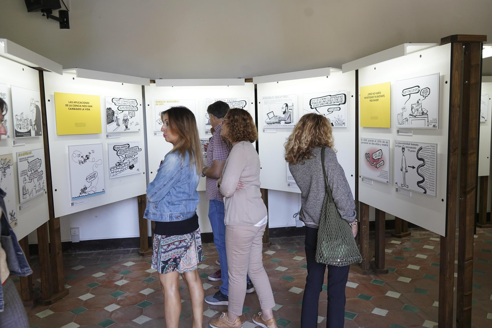 Varias personas visitan la exposición en su primer día.