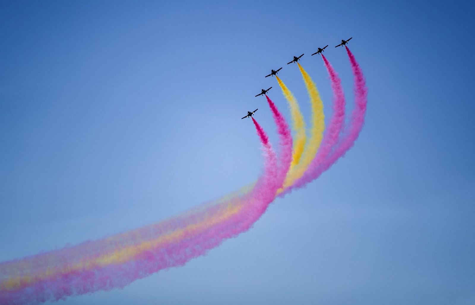 La Patrulla Águila del Ejército se exhibe en el cielo de Málaga.