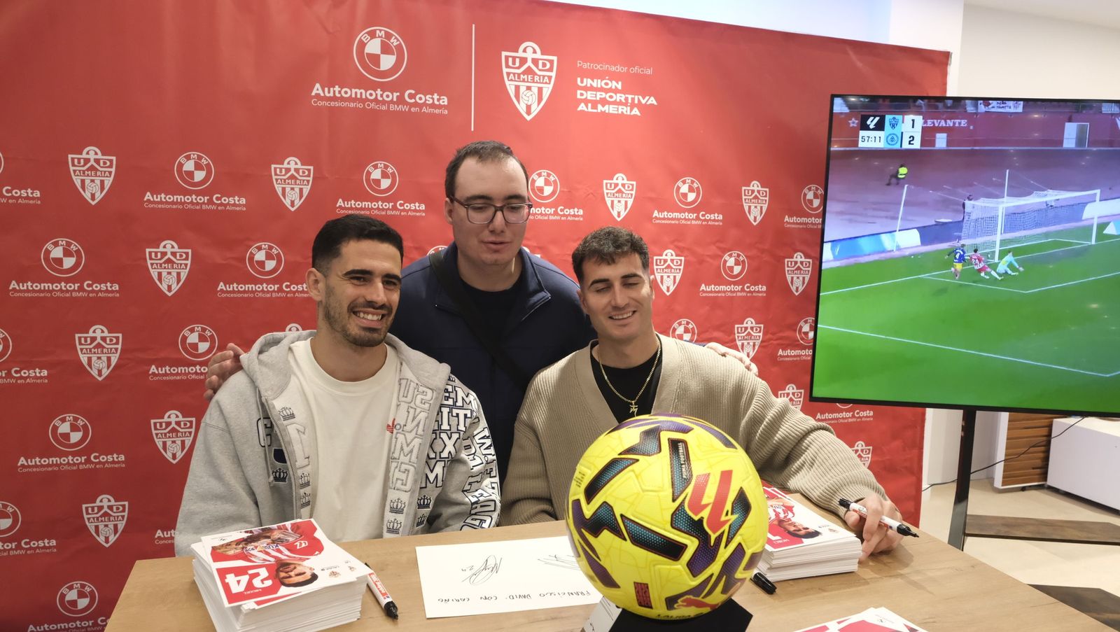 Jon Mocillo y Miguel de la Fuente firman autógrafos en Automotor Costa BMW