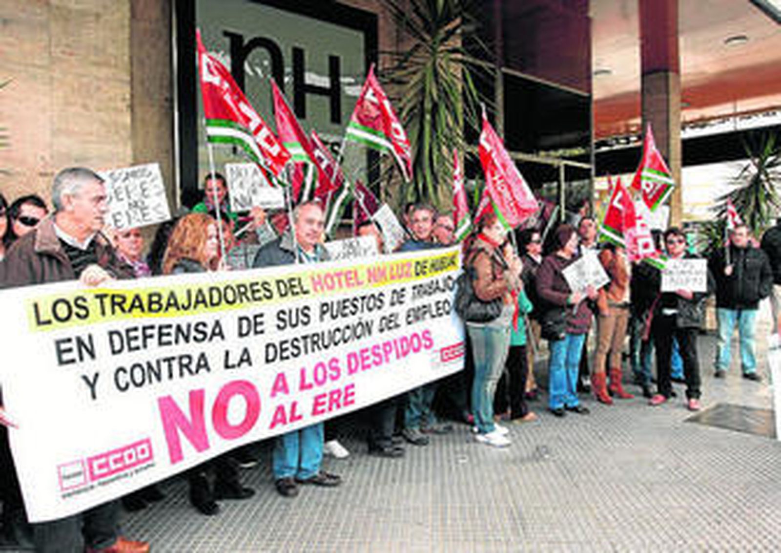 Un grupo de trabajadores se concentró ayer a las puertas del establecimiento hotelero.