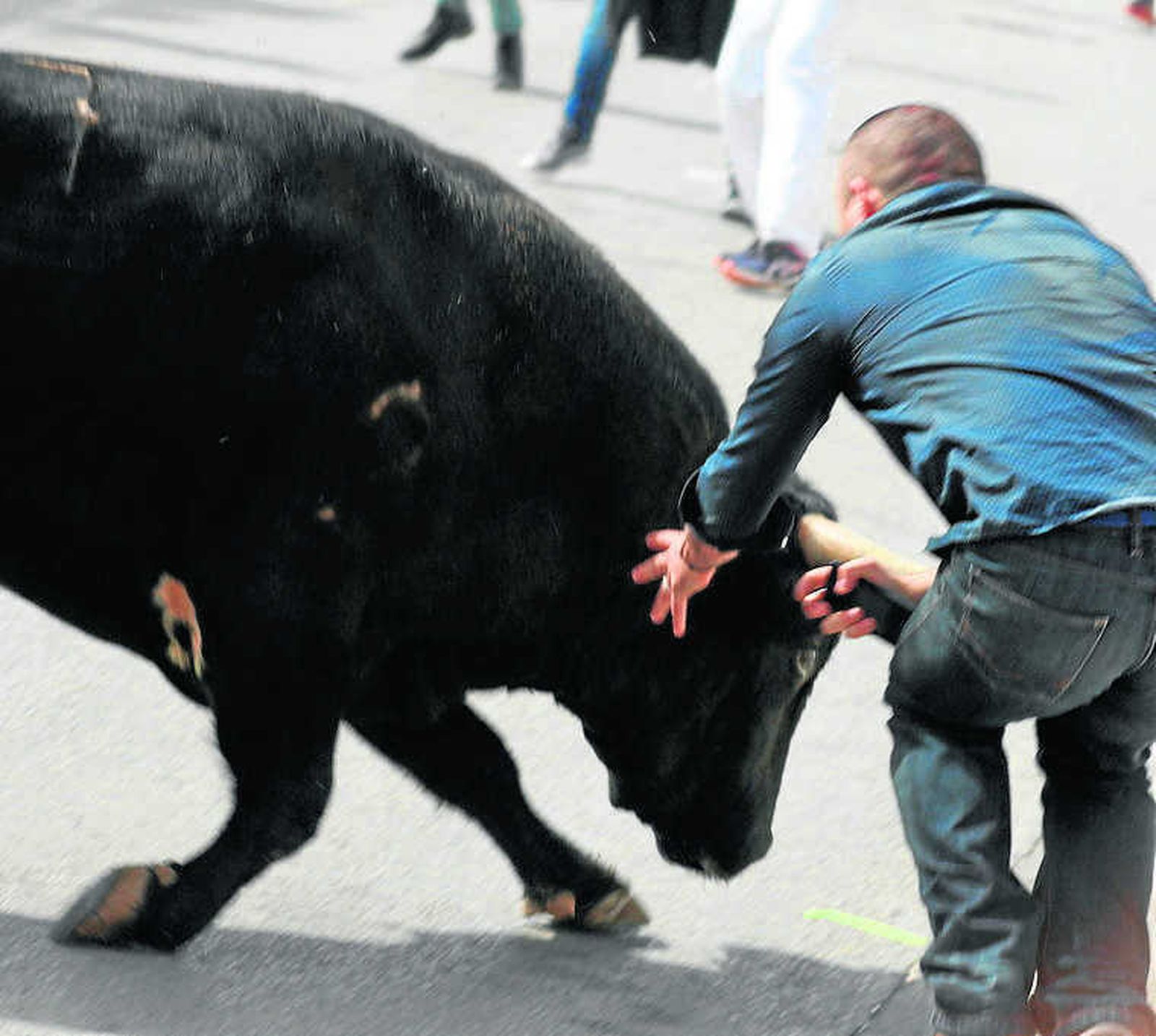 Un joven evita una cogida del Toro Embolao de Vejer del pasado año.