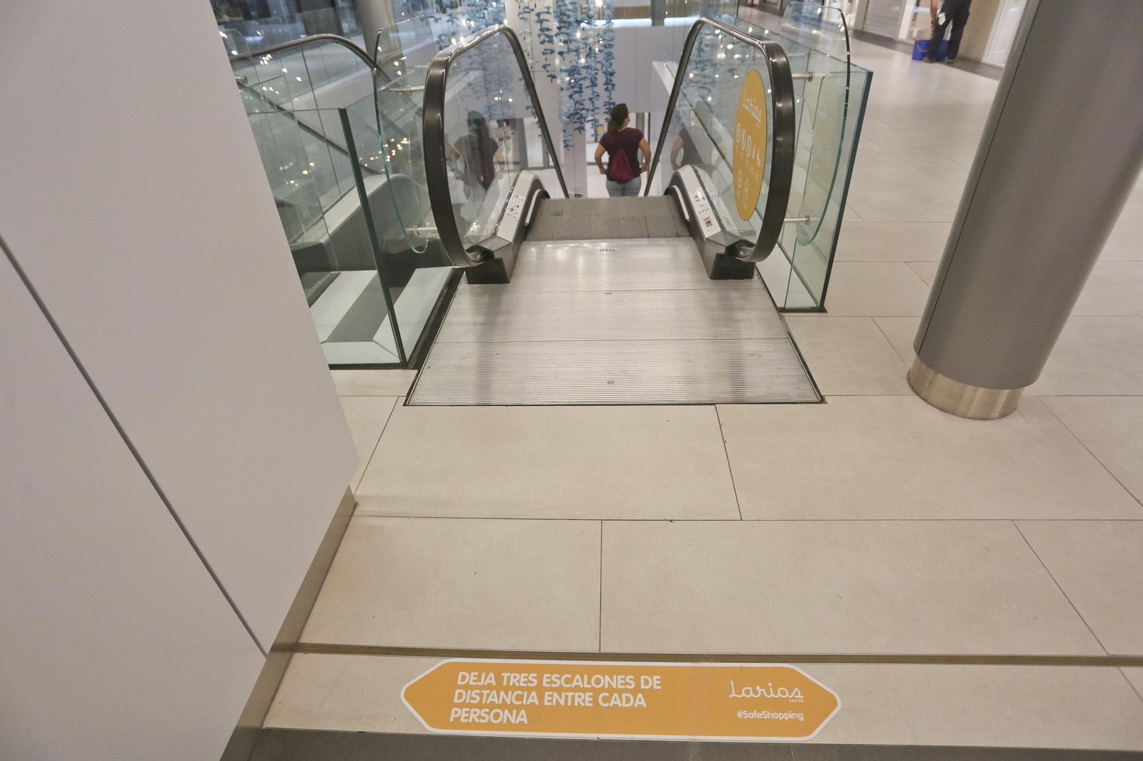 El centro comercial Larios Centro se prepara para su apertura el lunes, en la fase 2 de la desescalada