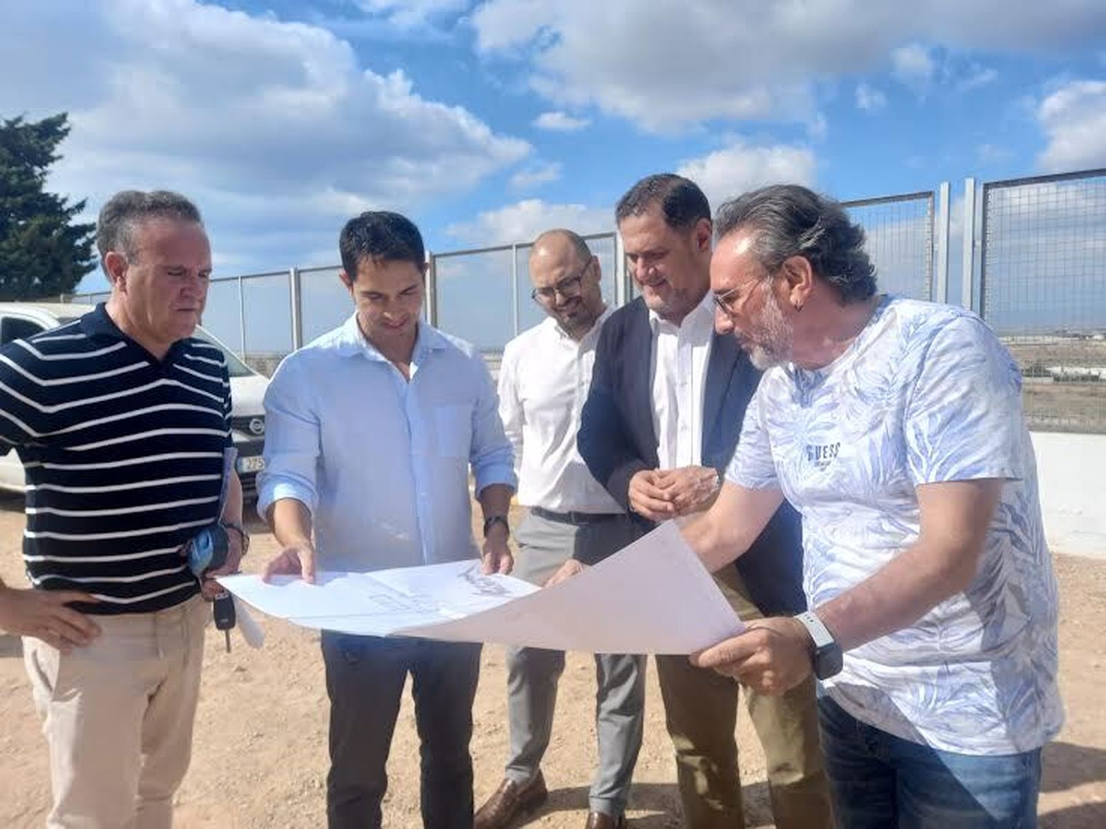 El delegado de Educación, con el director del  centro y el concejal de Níjar, y técnicos