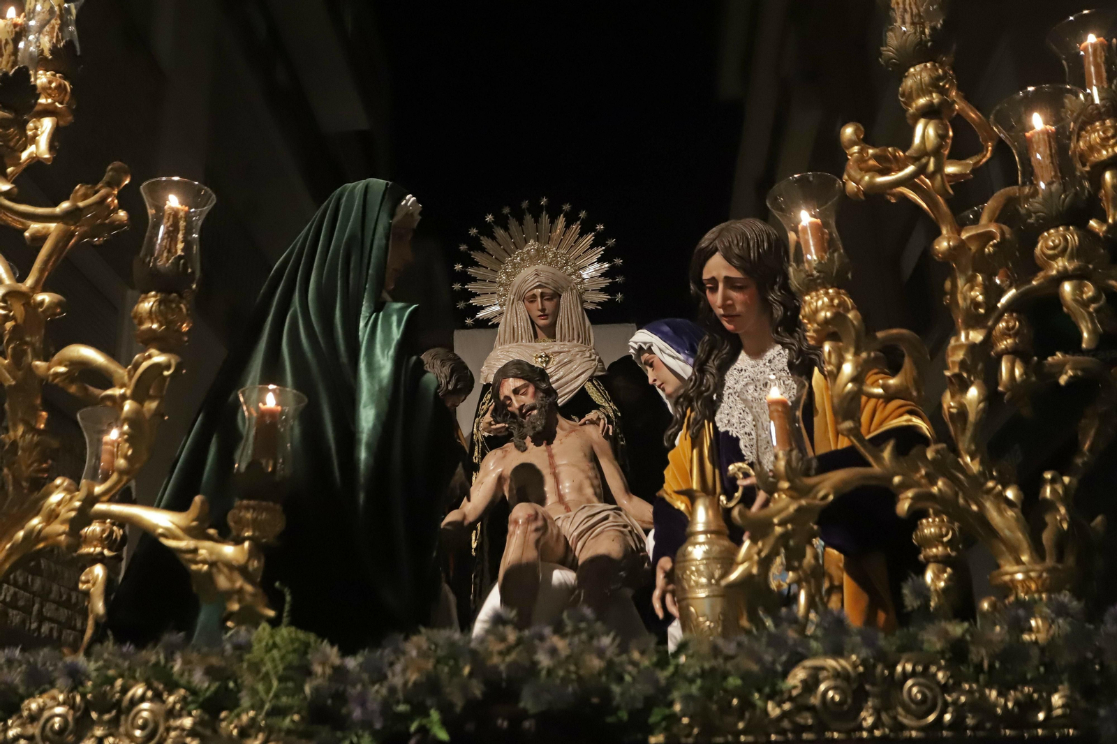 El Cristo de la Caridad, en su imponente Misterio, la noche del Viernes Santo.