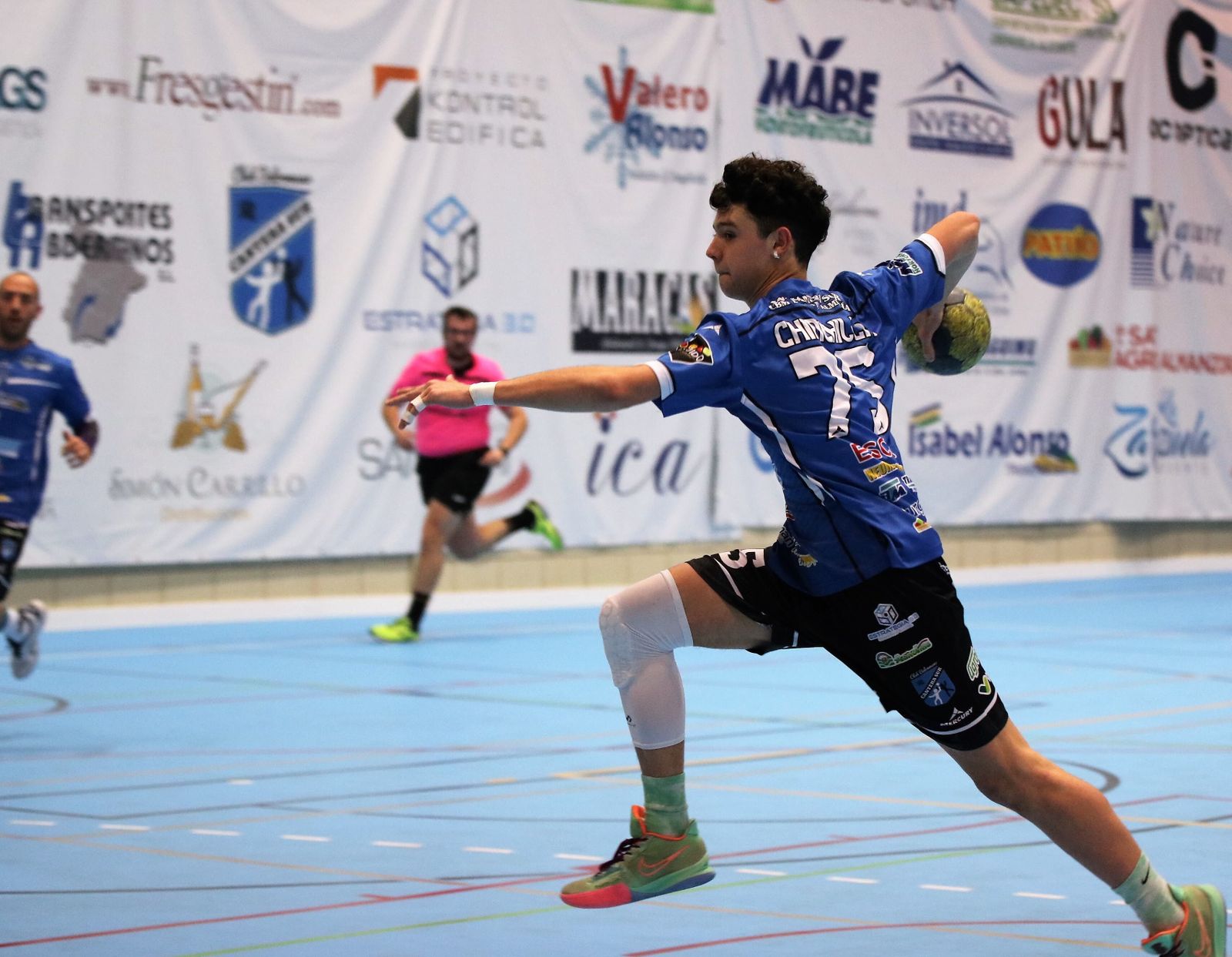 Un jugador del CBM Cantera Sur Bahía de Almería se dispone a disparar en una acción del partido.