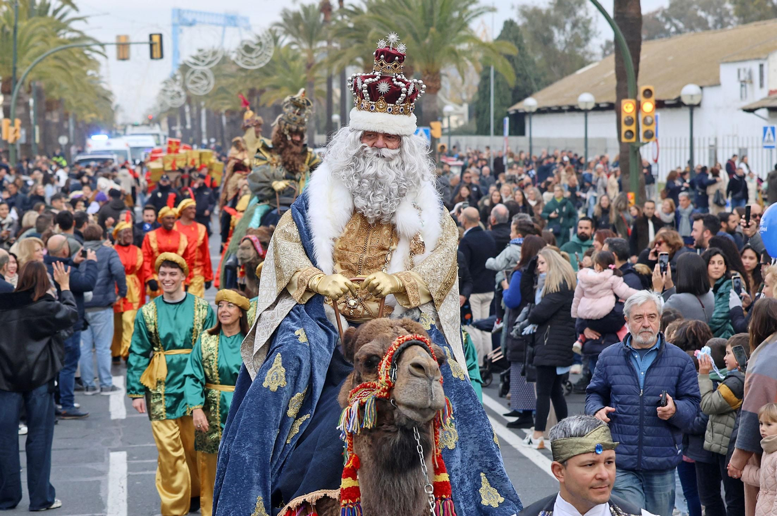 Imágenes del recorrido en camello de los Reyes Magos acompañados de la Estrella de la Ilusión y del Heraldo Real