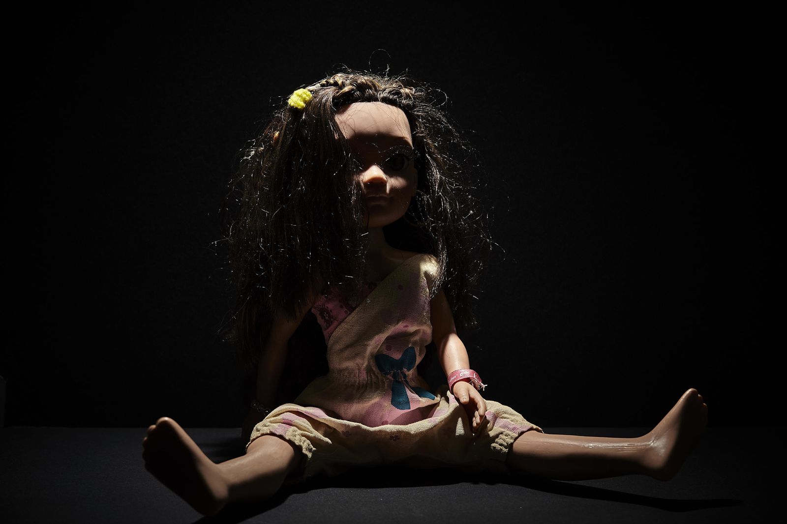 Imagen de una muñeca con las que juegan bebés e infantiles