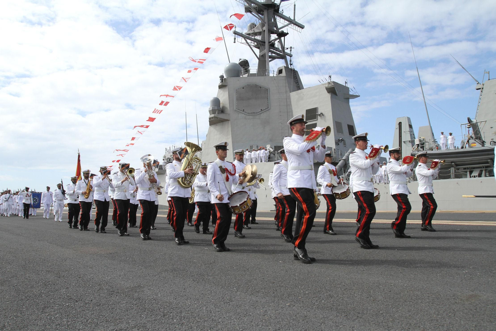 Entrega de la bandera de combate a la fragata Cristobal Colón