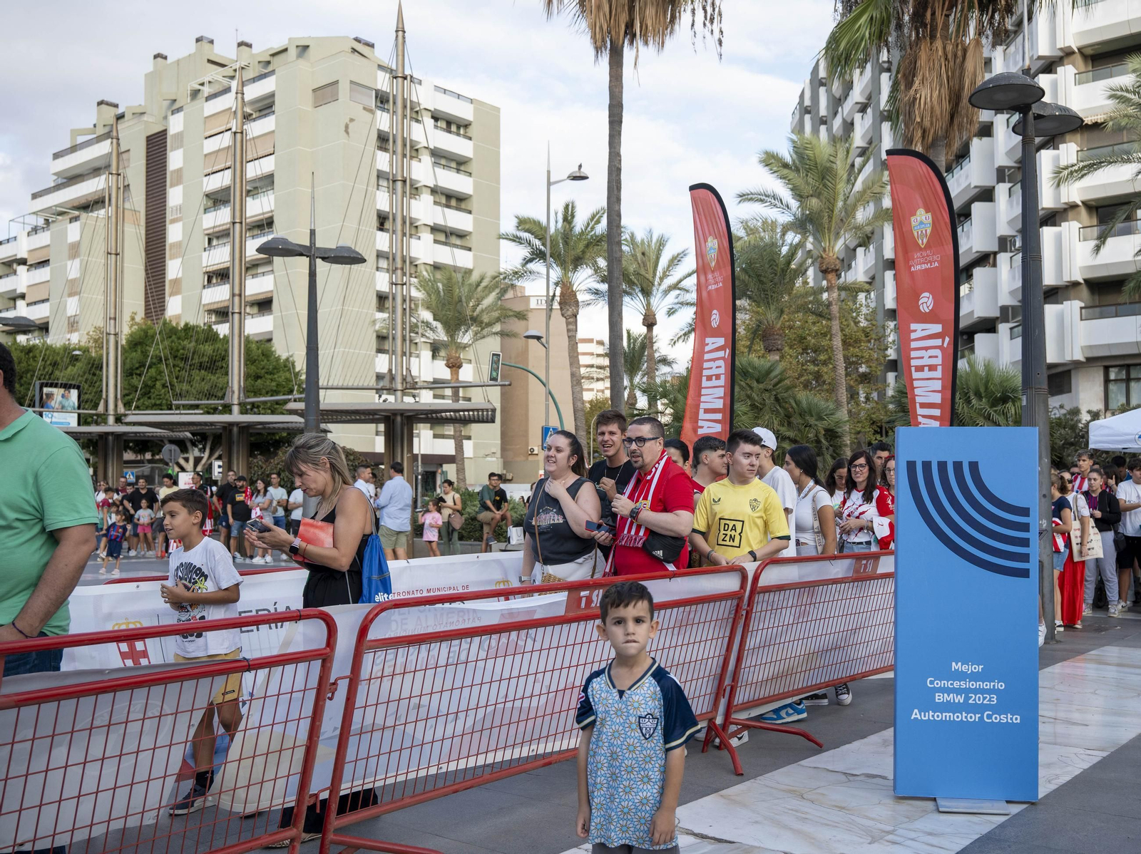 Los jugadores de la UDA Thalys y Andrés firman autógrafos